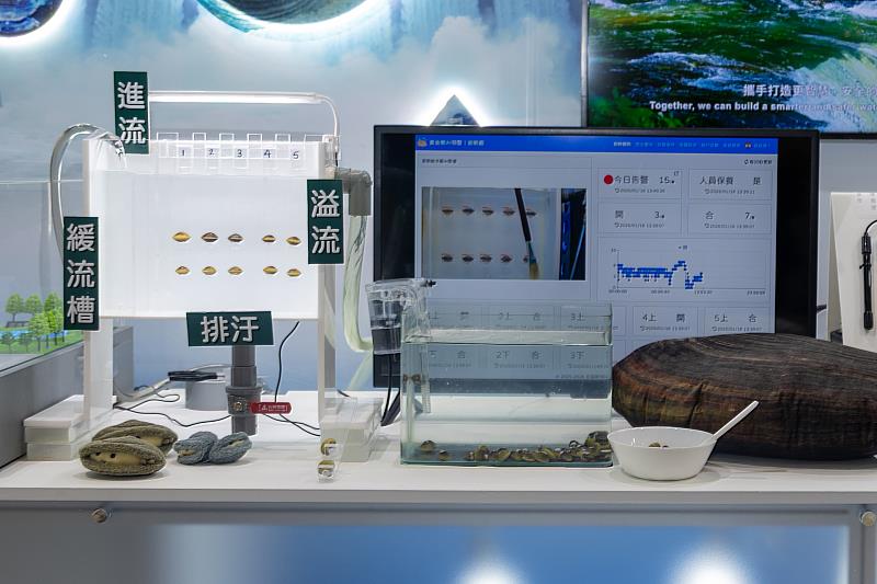 資策會AI院發表的「生物水質感測數位雙生技術」,以蜆搭配AI影像辨識監測水質,圖為影像辨識設備。