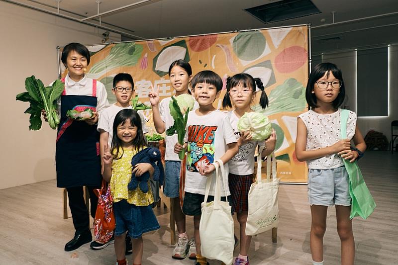 圖1 客委會主委古秀妃(左1)宣布9月19日將把客庄市場搬上凱達格蘭大道,邀請都會區親子家庭近距離感受客家味緒,從食物認識土地、從市場認識客家