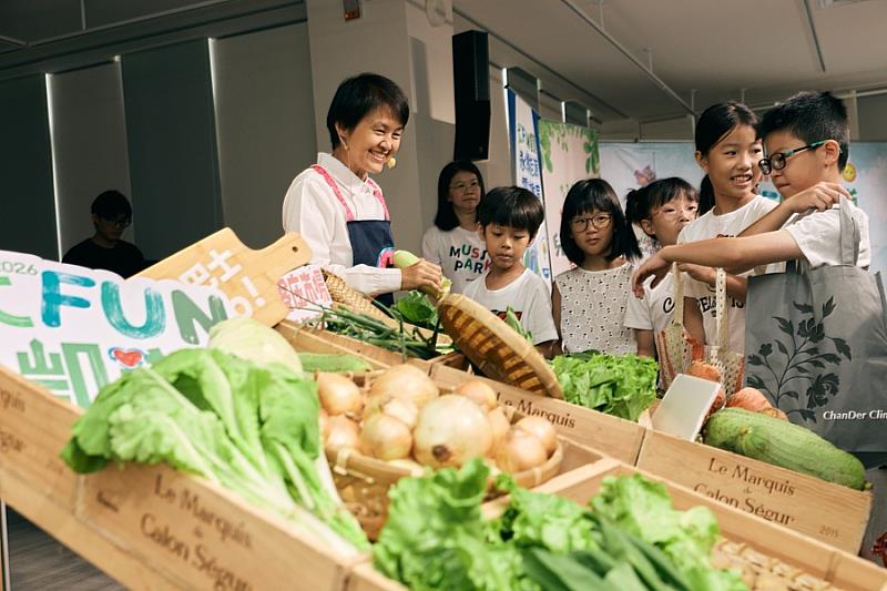 圖2 古主委化身市場老闆娘兼導覽員,向細人仔介紹產地與風味特色