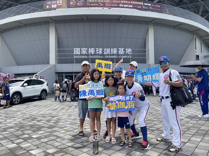 頂新和德文教基金會和熱情球迷進球場,用實際行動為中華女棒加油打氣(頂新和德文教基金會提供)