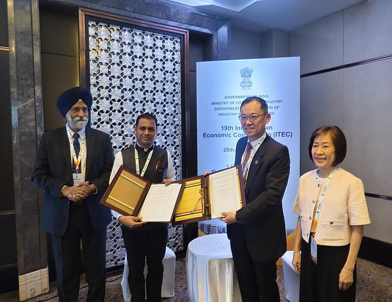 經濟部江文若次長與印度商工部次長 Amardeep Singh Bhatia於第19屆臺印度經貿對話會議期間,共同見證合作備忘錄簽署,展現雙方深化經貿合作之具體成果。