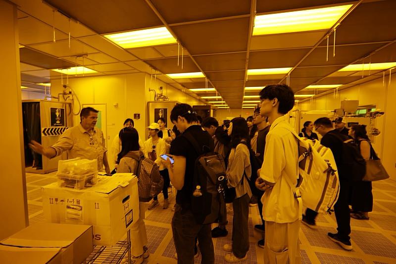 青年參訪亞利桑那大學黃光實驗室