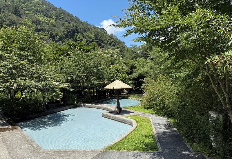 引用十文溪豐沛水源，讓遊客在山林間泡腳、感受溪水的清涼，同時欣賞四周翠綠山景！