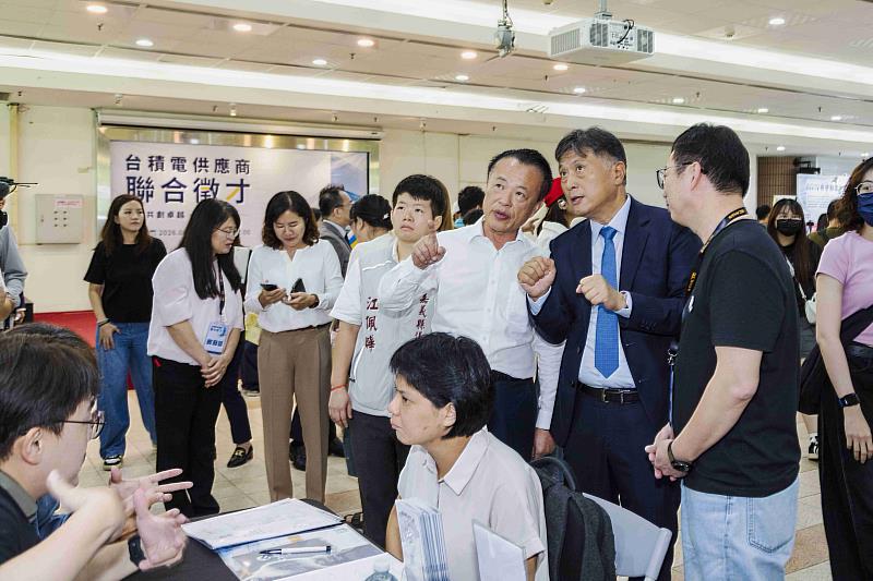 台積電供應鏈祭高薪職缺，徵才現場人潮滿