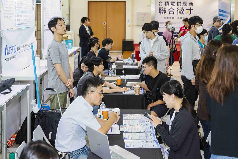台積電供應鏈祭高薪職缺，徵才現場人潮滿