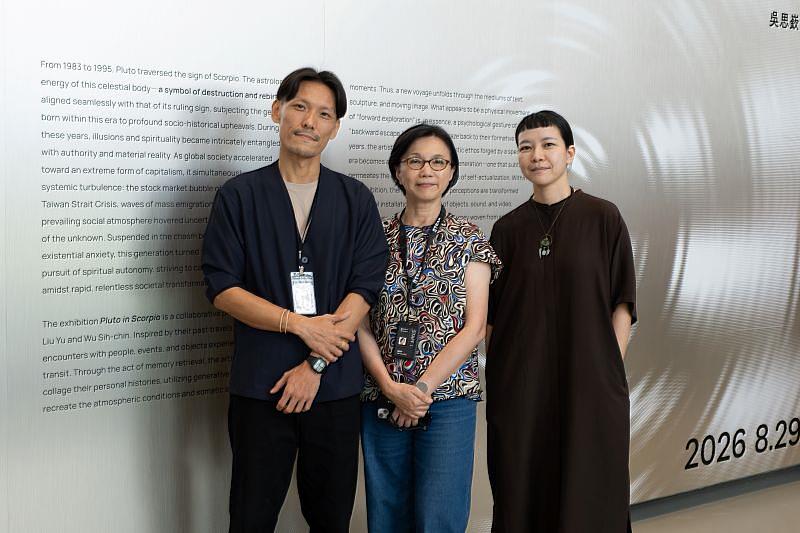 「冥王星在天蠍座」開幕大合照（左起：藝術家吳思嶔、新北市美術館館長賴香伶及藝術家劉玗）。（新北市美術館提供，攝影：王才華）