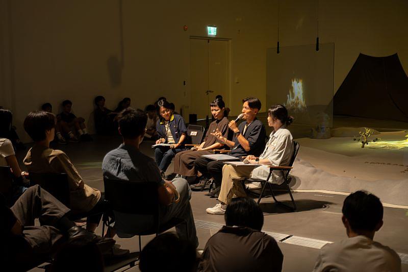 「冥王星在天蠍座」開幕座談（左起：主持人張允菡、藝術家劉玗及吳思嶔、與談人Rita Weng）。（新北市美術館提供，攝影：王才華）