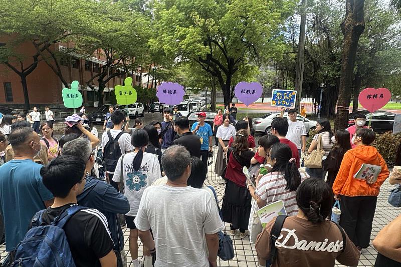 新生依序前往所屬學系展開交流,從認識南大學習環境開啟充實的大學新生活。