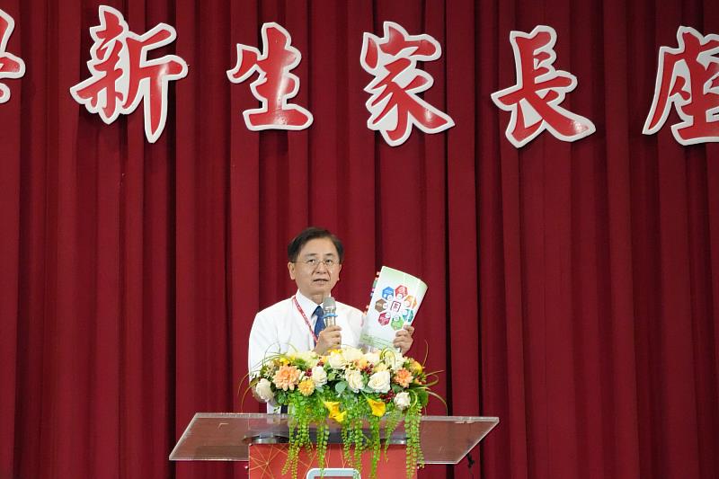 李建億副校長分享南大校園生活與學習資源,鼓勵新生與世界連結,創造精彩大學生活。