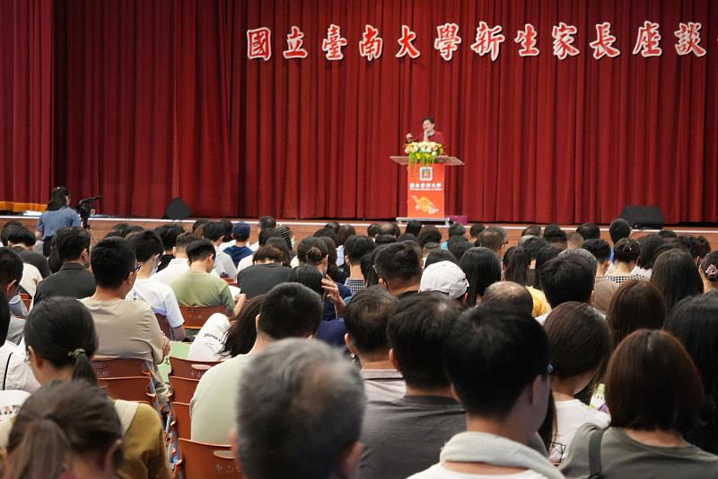 南大新生家長座談會現場座無虛席,家長熱情參與,展現對孩子大學學習的高度關注。