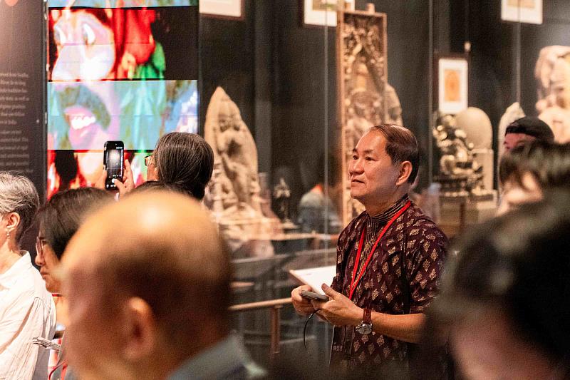 世界宗教展示大廳導覽時，陳亞才也專心聆聽。（圖由世界宗教博物館提供）