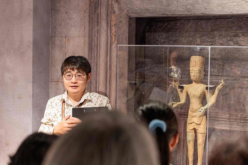 世界宗教博物館典藏研究員楊勝斌導覽「文物開窗~永恆之法：印度教文物特展」。（圖由世界宗教博物館提供）