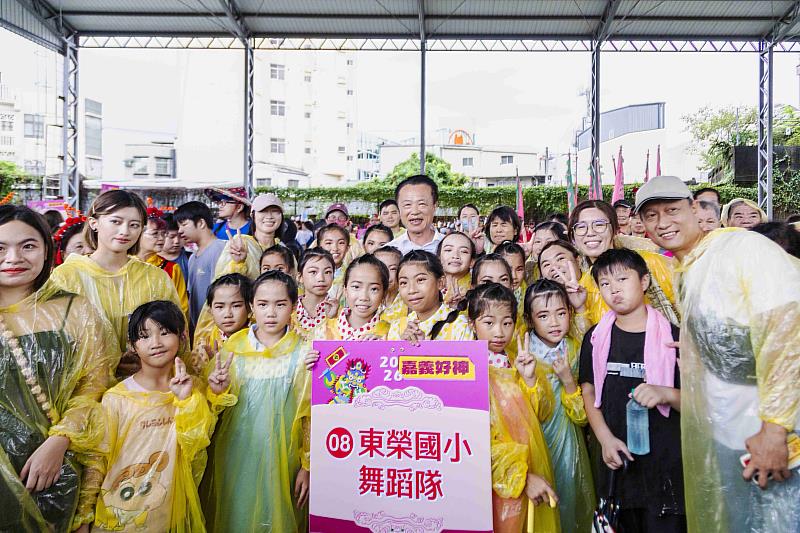 大士爺神尊穿雨衣 大雨澆不熄創意踩街熱情