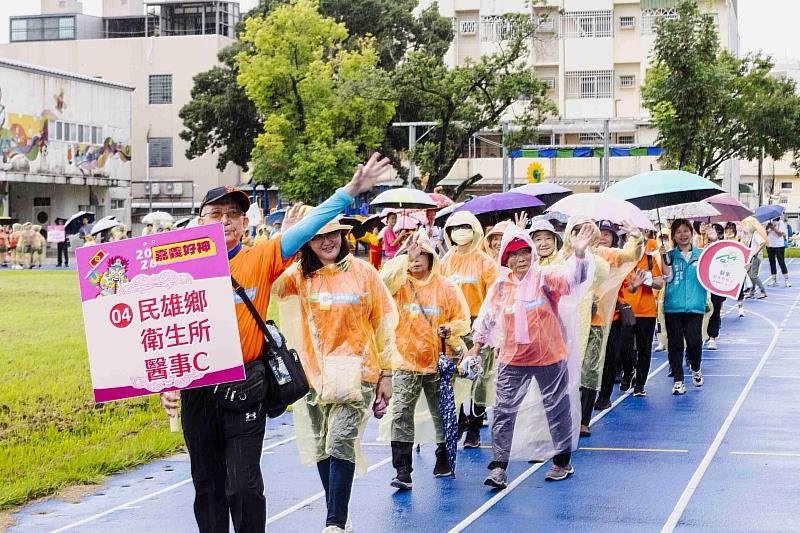 大士爺神尊穿雨衣 大雨澆不熄創意踩街熱情