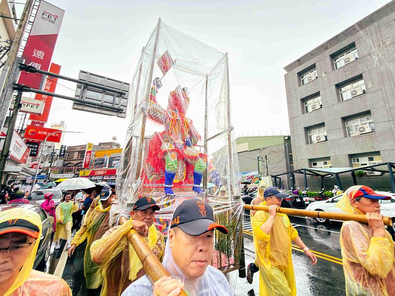 大士爺神尊穿雨衣 大雨澆不熄創意踩街熱情