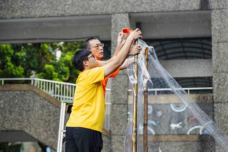 大士爺神尊穿雨衣 大雨澆不熄創意踩街熱情