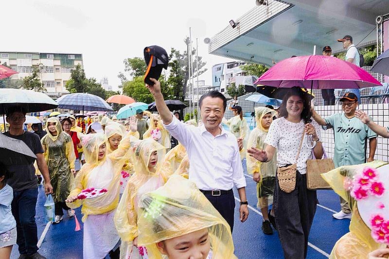 大士爺神尊穿雨衣 大雨澆不熄創意踩街熱情