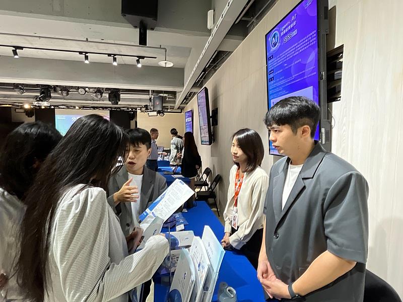 照片二：活動現場安排展示體驗與媒合交流，產業代表與AI業者針對實際營運問題及導入需求進行討論。圖／中華軟體公會提供。