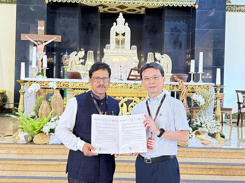 文藻外語大學與印度科欽聖心自治學院（德瓦拉）（Sacred Heart College [Autonomous], Thevara）簽署學術交流備忘錄，文藻副校長林耀堂（右）與該校副校長（左）於簽約後合影。
