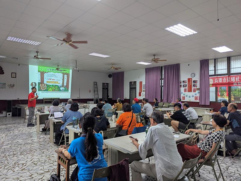 楊智凱老師深入淺出簡介森林科普知識。