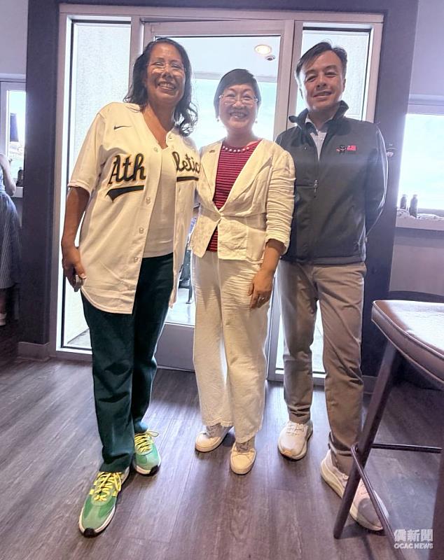 西沙市市長Martha Guerrero(左起)、僑務委員會委員長徐佳青、駐舊金山辦事處處長伍志翔於沙加緬度「臺灣日」合影。