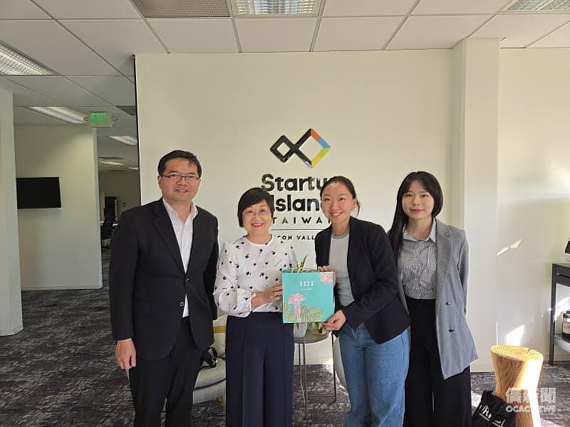 徐佳青（左2）參訪Startup Island Taiwan臺灣創業島，致贈紀念品由營運暨社群經理薛家悅（右2）代表接受。