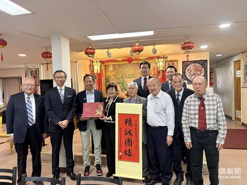 徐佳青致贈「精誠團結」掛軸，象徵對龍岡親義公所長期團結宗親、凝聚僑社力量的肯定及勉勵。