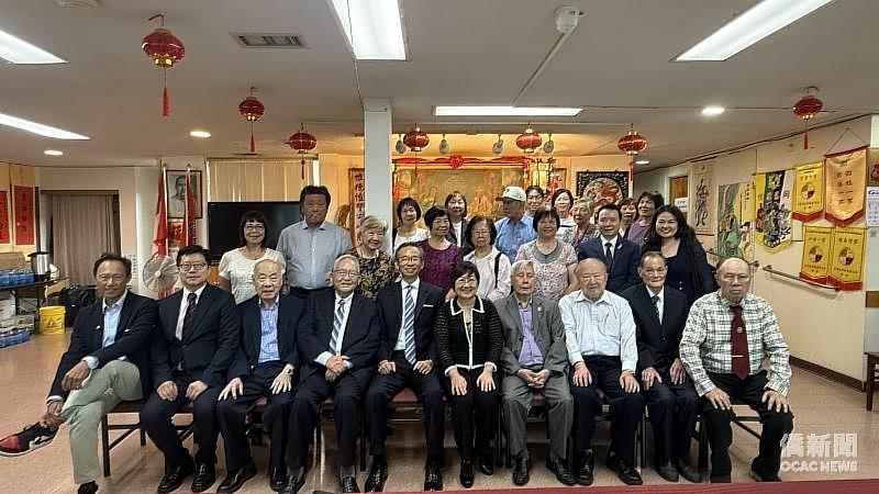 徐佳青拜訪多倫多龍岡親義公所大合影。