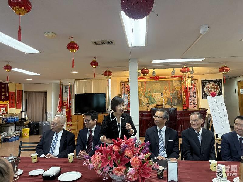 僑務委員會委員長徐佳青（左3）親切向龍岡公所副主席及耆老們致意。
