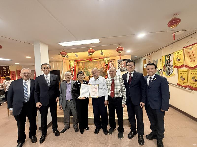 頒發多倫多龍岡親義公所前主席張勝煥僑務諮詢委員續任聘書。