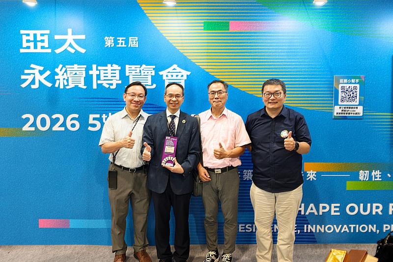 中央大學阮啓弘副校長(左2)與中大USR計畫團隊合影。