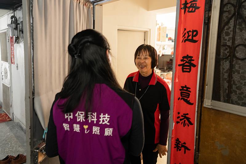 家訪人員對獨居長輩來說像女兒一般溫暖。