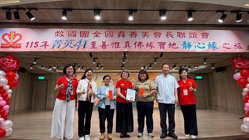 頒發助學金。