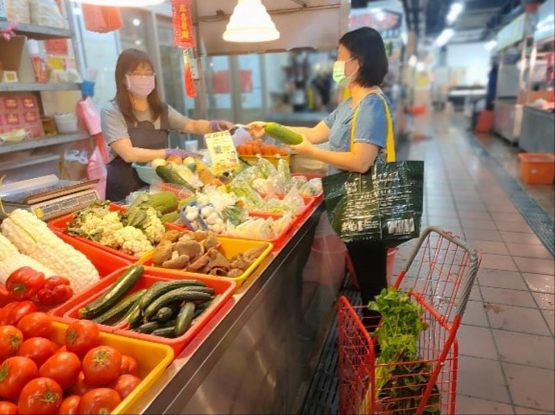民眾自備購物袋消費。