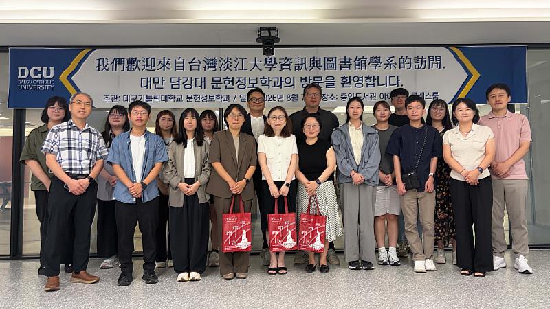 資訊與圖書館學系師生參訪韓國加圖立大學,和加圖立大學圖書資訊學系教師及圖書館館員合影。(圖/淡江大學提供)