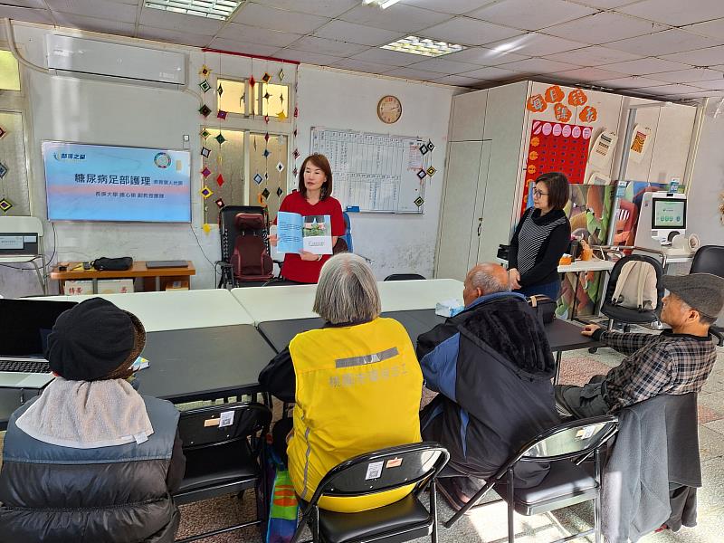 連心瑜老師運用融入泰雅文化的衛教教材,向部落居民講解糖尿病足預防與日常照護知識。