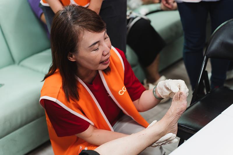 連心瑜老師深入部落,為居民進行足部評估與照護,協助及早發現糖尿病足相關風險。