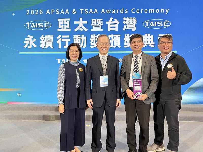 李嘉紘副校長(右2)與計畫團隊謝淑玲特聘教授(右4)、侯智耀教授(右1)與台灣永續能源研究基金會簡又新董事長(右3)合影。