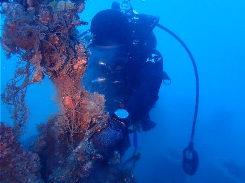 團隊於台17線沿海進行海底覆網清除作業,以實際行動守護海岸生態。