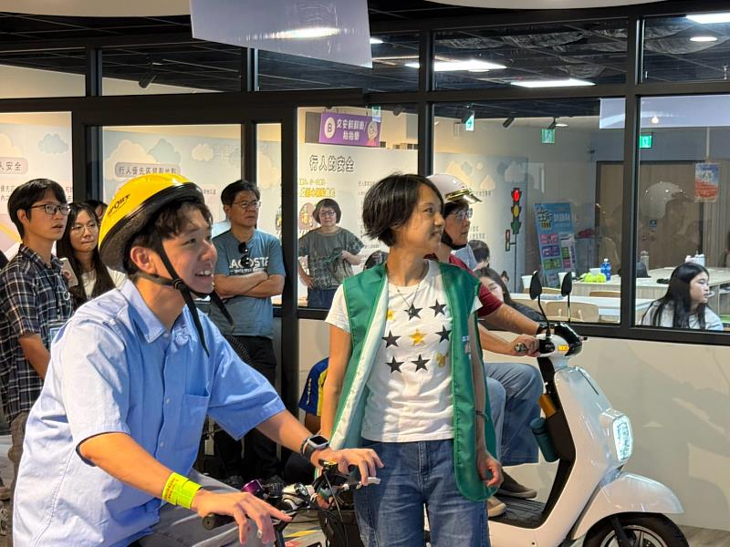 學員於高雄區監理所高齡者交通安全教育園區進行場域踏查與互動。