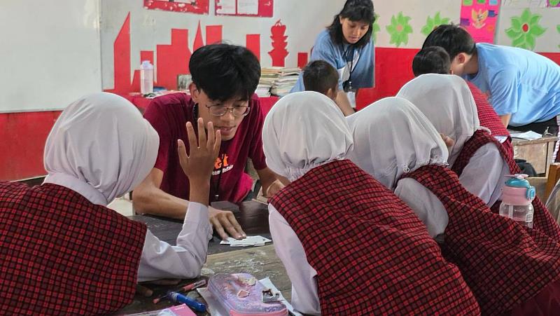 入校進行桌遊教學-撲克牌。