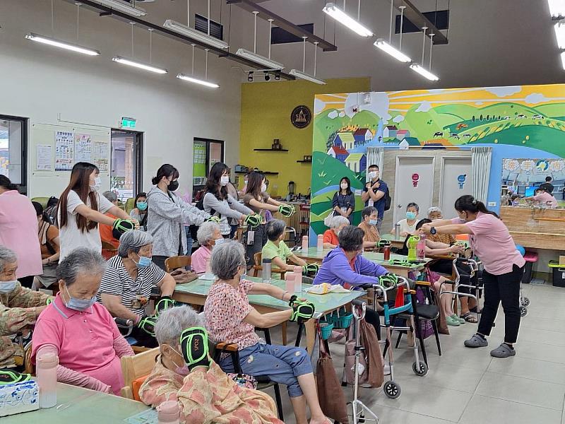 學員於旭安日照中心與長者互動及場域探索。