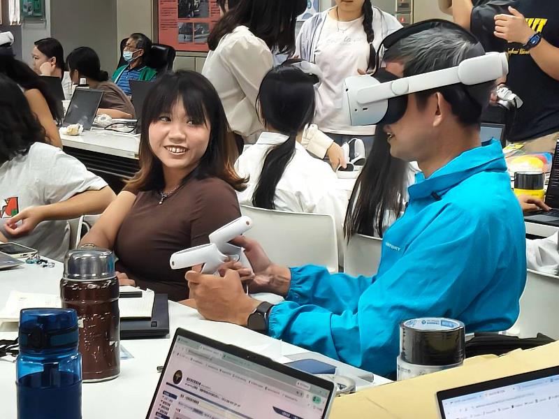 學員於高齡福祉科技戰鬥營進行VR技術應用與實務操作。