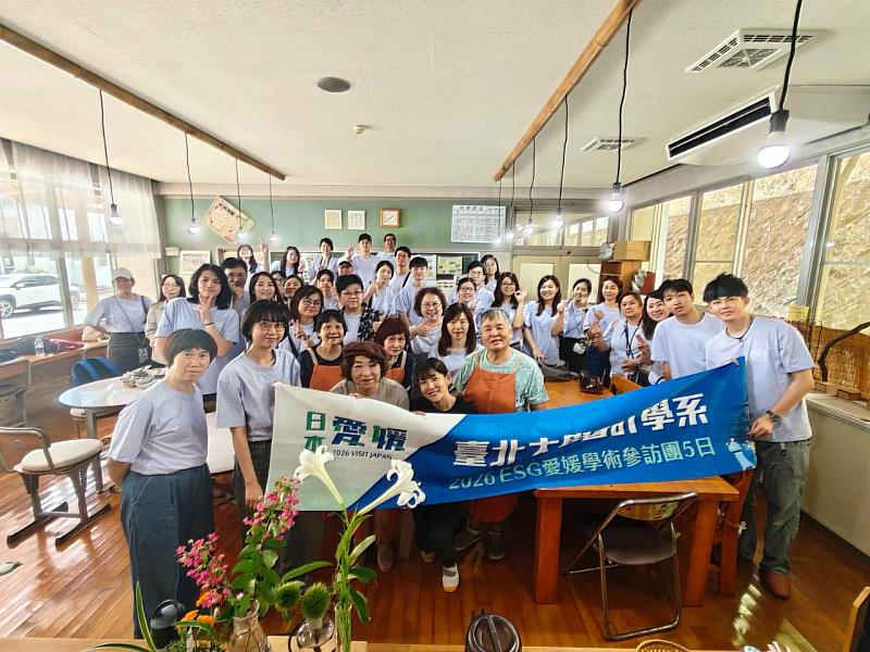 與旧御祓小學校復甦推手「地域振興協力隊」交流合影。