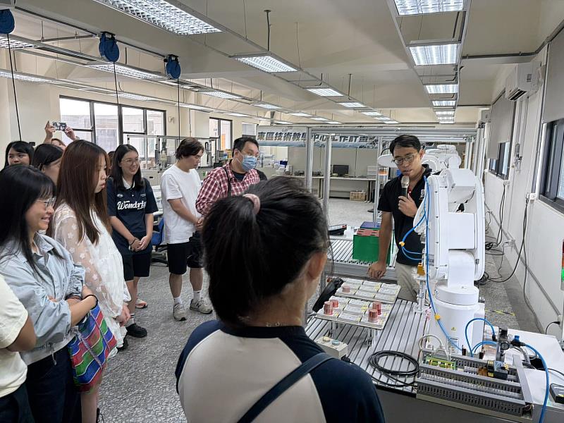 花蓮高工高忠福主任介紹機械手臂及操作之注意事項。