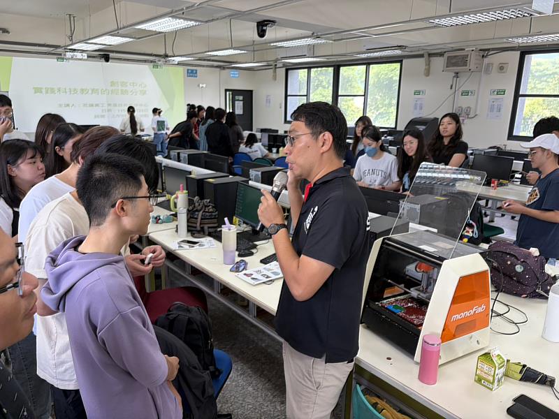 花蓮高工高忠福主任解說雷射雕刻機運作原理。