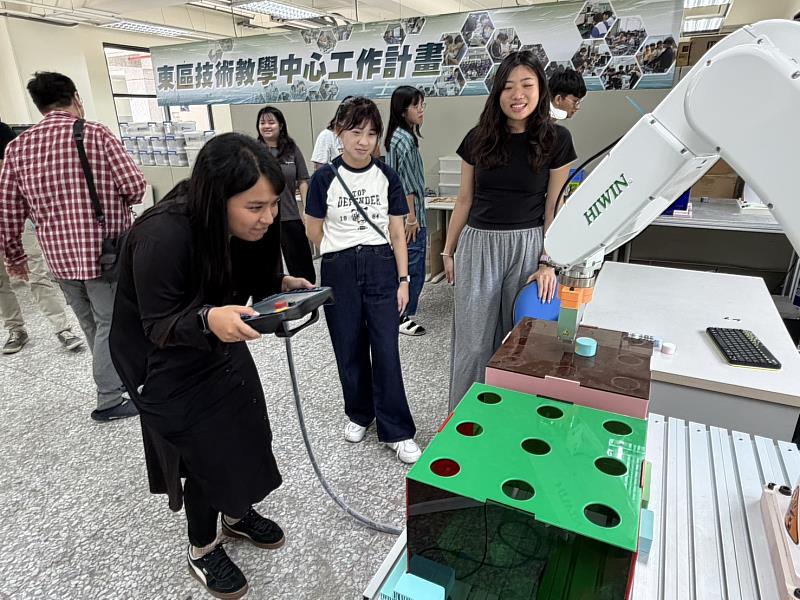 師資生全神貫注操作機械手臂。
