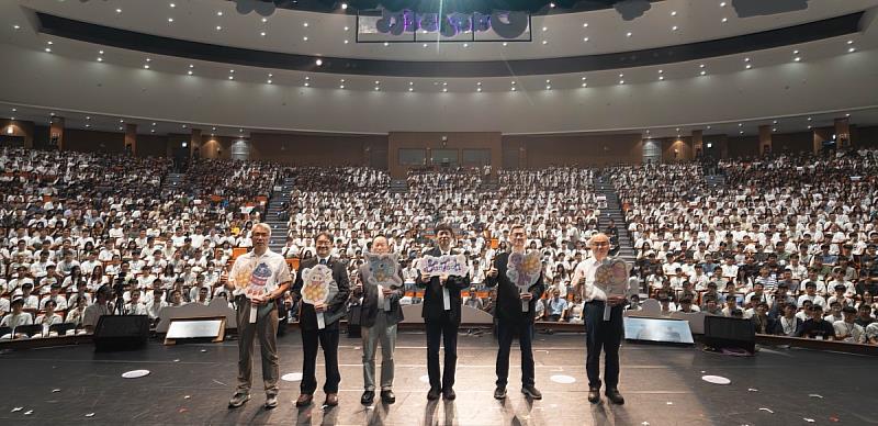 雲科大開展營開啟夢想的樂園－黃世輝副校長等師長與全體新生合影。