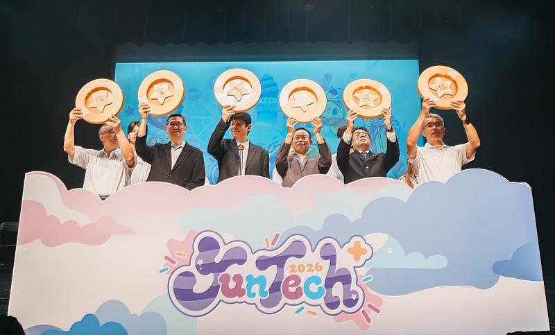 雲科大開展營開啟夢想的樂園－黃世輝副校長與各院院長手持活動專屬星幣為活動揭開序幕。