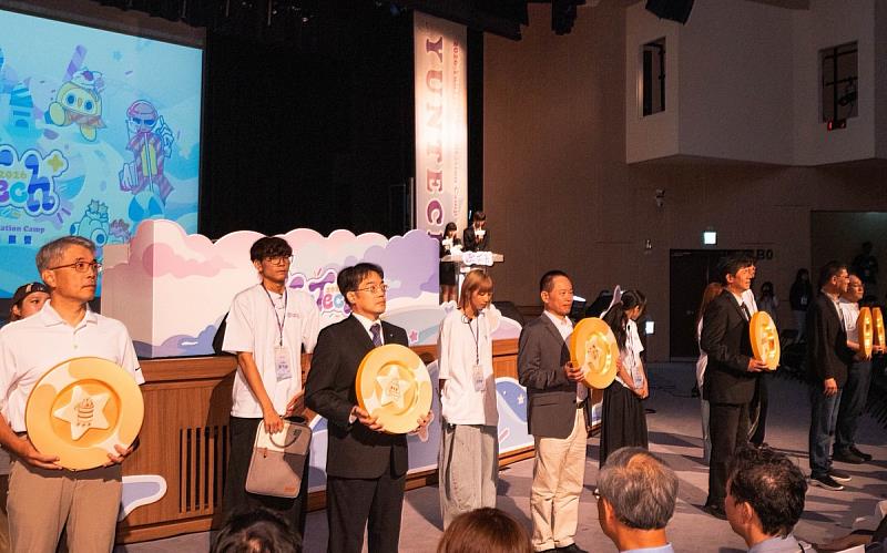 雲科大開展營開啟夢想的樂園－黃世輝副校長與各院院長手持由學生設計的活動專屬星幣。